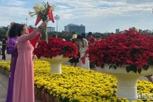 Visitantes a la plaza de Ba Dinh, en Hanói. (Fotografía: Nhan Dan)