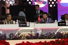 El viceministro de Finanzas de Vietnam Vo Thanh Hung (izquierda) y el vicegobernador del Banco Estatal de Vietnam, Pham Thanh Ha, en la reunión. (Fotografía: VNA)