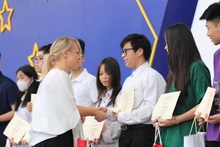 Premiación de un concurso de la literatura europea enmarcado en el evento. (Fotografía: VNA)