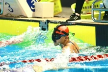 Nguyen Thanh Loc gana una medalla de oro para el equipo vietnamita de natación con aletas. (Fotografía: VNA)