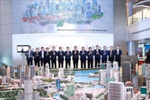 El primer ministro de Vietnam, Pham Minh Chinh, y los delegados visitan una exposición sobre la planificación inteligente de Singapur. (Fotografía: VNA)