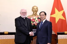 El ministro de Relaciones Exteriores de Vietnam, Bui Thanh Son (derecha), recibe al arzobispo Paul Richard Gallagher, secretario para las relaciones con los Estados y las Organizaciones Internacionales de la Santa Sede. (Fotografía: VNA)