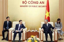 El ministro de Seguridad Pública de Vietnam, To Lam, recibe a Khonsi NaoValat, nuevo jefe de la Agencia de Representación del Ministerio de Seguridad Pública de Laos en Vietnam. (Fotografía: VNA)