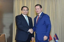 El primer ministro de Vietnam, Pham Minh Chinh (izquierda), y su homólogo camboyano, Samdech Thipadei Hun Manet. (Fotografía: VNA)