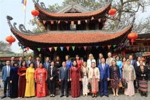 La vicepresidenta Vo Thi Anh Xuan con embajadoras y representantes de organizaciones internacionales en Vietnam en la casa comunal de la aldea de Dong Ky, Tu Son, Bac Ninh. (Fotografía: VNA)