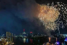 Actuación de fuegos artificiales en los cielos sobre el túnel del río Saigón. (Fotografía: Nhan Dan)