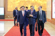 El primer ministro vietnamita, Pham Minh Chinh, y Nagavara Ramaroa Narayana Murthy, cofundador de Infosys. (Fotografía: Nhan Dan)
