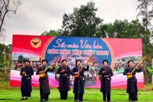 Una actuación artística en ocasión del Día de la Cultura de los Grupos Étnicos Vietnamitas en la aldea. (Fotografía: sovhtt.hanoi.gov.vn)