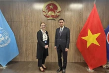 El embajador Dang Hoang Giang, jefe de la misión permanente de Vietnam ante las Naciones Unidas, y la directora del Organismo de Obras Públicas y Socorro de las Naciones Unidas para los Refugiados de Palestina en el Cercano Oriente, Greta Gunnarsdottir. (Fotografía: VNA)
