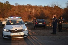 Agentes de seguridad búlgaros en el área donde se hallaron por lo menos 18 migrantes muertos en un camión abandonado cerca de la capital nacional, Sofía. (Fotografía: Reuters)