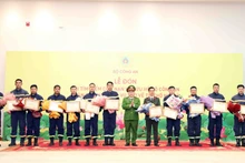 Honran a la brigada de rescate de la policía vietnamita por sus esfuerzos en Turquía. (Fotografía: Nhan Dan)