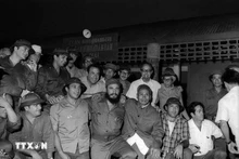 Fidel Castro y la delegación cubana se toman una foto de recuerdo en la Estación de Ben Hai durante una visita a la zona liberada de Vietnam del Sur, el 15 de septiembre de 1973. (Fotografía: VNA)