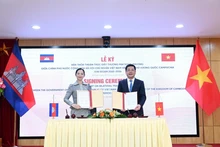 El ministro de Industria y Comercio de Vietnam, Nguyen Hong Dien, y la ministra de Comercio de Camboya, Cham Nimul. (Fotografía: VNA)