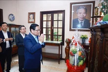 El primer ministro de Vietnam, Pham Minh Chinh, rinde homenaje al expresidente del Consejo de Ministros Pham Hung. (Fotografía: VNA)