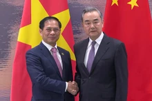 El ministro de Relaciones Exteriores de Vietnam, Bui Thanh Son (izquierda), se reúne con su homólogo de China, Wang Yi. (Fotografía: Nhan Dan)