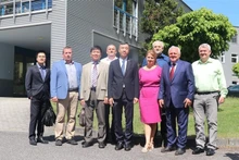 Representantes de la Embajada de Vietnam y del grupo checo Mega. (Fotografía: VNA)