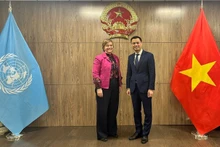 El embajador Dang Hoang Giang y representante del Unicef en Vietnam, Rana Flowers. (Fotografía: VNA)