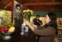 La presidenta interina de Vietnam, Vo Thi Anh Xuan, visita la reliquia especial nacional de Base de la Oficina Central del Sur. (Fotografía: VNA)