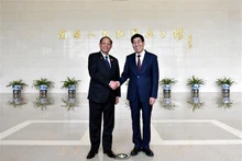 El vicepresidente de la AN Tran Quang Phuong (izquierda) y el presidente del Comité de Asuntos Étnicos de la APN, Bai Chunli. (Fotografía: VNA)