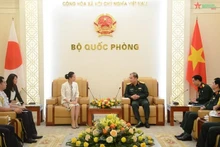 El teniente general Phung Si Tan, jefe adjunto del Estado Mayor General del Ejército Popular de Vietnam, recibe a Matsuzawa Tomoko, directora de Cooperación de Defensa en la Región Indo-Pacífico del Ministerio de Defensa de Japón. (Fotografía: qdnd.vn)