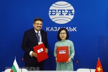 La subdirectora general de la VNA, Doan Thi Tuyet Nhung, y el director general de la BTA, Kiril Valchev, firman el acuerdo de cooperación profesional. (Fotografía: VNA)