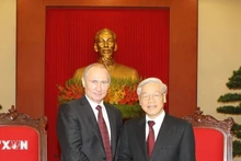 El secretario general del Partido Comunista de Vietnam, Nguyen Phu Trong, recibe al presidente ruso, Vladimir Putin, en su visita de Estado al país indochino en 2013. (Foto: VNA)