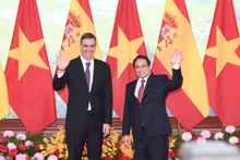 El primer ministro de Vietnam, Pham Minh Chinh, y el presidente del Gobierno de España, Pedro Sánchez. (Fotografía: Nhan Dan)