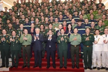 [Foto] Premier vietnamita alaba a fuerzas participantes en misiones de rescate en Myanmar