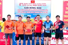 [Foto] Trabajadores de Nhan Dan compiten en torneo de tenis de mesa para periódicos del Partido