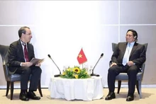 El primer ministro de Vietnam, Pham Minh Chinh, recibe al vicepresidente global del Grupo Embraer, José Serrador. (Fotografía: VNA)