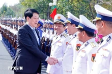 El presidente de Vietnam, Luong Cuong, visita por el Tet a las fuerzas armadas estacionadas en la provincia de Kien Giang. (Fotografía: VNA)