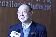 El profesor Jin Canrong, vicepresidente de la Academia de Relaciones Internacionales de la Universidad Renmin de China, durante una entrevista con corresponsales de la Agencia Vietnamita de Noticias en Pekín. (Fotografía: VNA)
