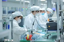 En la empresa Bumjim Electronics Vina, con el cien por cien del capital de inversión de Corea del Sur. (Fotografía: VNA)