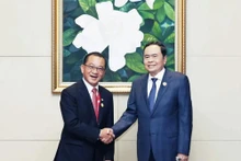 El presidente de la Asamblea Nacional de Vietnam, Tran Thanh Man (derecha), se reúne con su homólogo singapurense, Seah Kian Peng, al margen de la 45 Asamblea General de la Alianza Interparlamentaria de la Asean en Laos. (Fotografía: VNA)