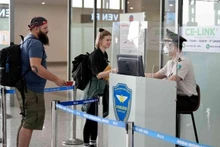 Turistas extranjeros realizan los trámites en el Aeropuerto Internacional de Noi Bai. (Fotografía: AACV)