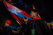 Pescadores vietnamitas rezan por redes llenas en el año nuevo