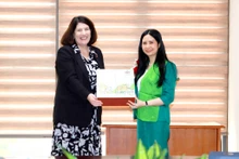 La vicepresidenta de la Unión de Mujeres de Vietnam Tran Lan Phuong y la profesora Wendy Umberger, directora general ejecutiva del Centro Australiano de Investigación Agrícola Internacional. (Fotografía: phunuvietnam.vn)