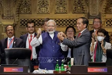 El presidente de Indonesia, Joko Widodo (derecha, primera fila), entrega el martillo que simboliza la presidencia del G20 al primer ministro de la India, Narendra Modi, en la ceremonia de clausura de la Cumbre del bloque en la isla de Bali, el 16 de noviembre de 2022. (Fotografía: AFP/VNA)