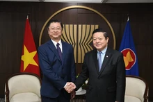 El subjefe de la Comisión de Relaciones Exteriores del Comité Central del Partido Comunista de Vietnam Truong Quang Hoai Nam (izquierda) y el secretario general de Asociación de las Naciones del Sudeste Asiático (Asean), Kao Kim Hourn. (Fotografía: Asean.org)
