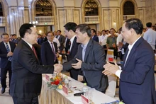 El presidente de la Asamblea Nacional, Vuong Dinh Hue, y delegados al evento. (Fotografía: VNA)