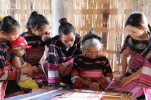 Las personas mayores desempeñan un papel importante en la preservación y transmisión de los valores tradicionales a las generaciones futuras. (Fotografía: VNA)