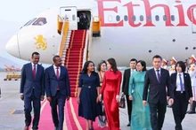 El primer ministro etíope, Abiy Ahmed Ali, y su esposa, Zinash Tayachew, llegan hoy a Hanói, iniciando su visita oficial de cuatro días a Vietnam. (Fotografía: VNA)