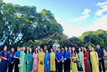 Funcionarios de la Embajada y agencias representativas de Vietnam en Cuba conmemoran al Presidente Ho Chi Minh en el parque que lleva su nombre en La Habana, Cuba. (Fotografía: VNA)