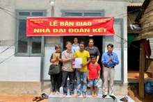 Entrega de una vivienda a personas pobres en la comuna de Dak Mol, del distrito de Dak Song. (Fotografía: Internet)