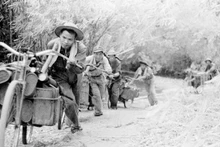 Soldados de transporte en Tay Nguyen utilizan todos los vehículos, tanto no motorizados y como mecanizados, para acarrear mercancías en el marco de la homónima campaña, en 1975. (Foto: Thanh Tung/VNA)