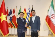 Vuong Dinh Hue, presidente de la Asamblea Nacional de Vietnam, y el primer vicepresidente de Irán, Mohammad Mokhber. (Fotografía: VNA)