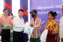 El embajador de Vietnam en Camboya, Nguyen Huy Tang (de camisa blanca), en la actividad. (Fotografía: Nhan Dan)