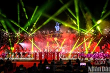 [Foto] Conmemoran con gala artística la victoria vietnamita de Dong Loc 