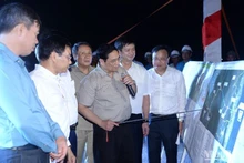 El primer ministro de Vietnam, Pham Minh Chinh, inspecciona importantes proyectos en Quang Tri. (Fotografía: Nhan Dan)