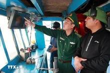 Revisan el sistema de monitoreo de una embarcación. (Fotografía: VNA)